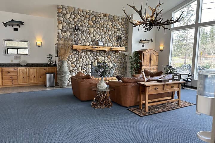 Lobby lounge